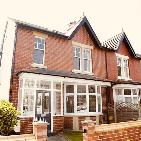 Stunning Coastal Retreat Whitley Bay Sleeps 9 Apartment Exterior photo