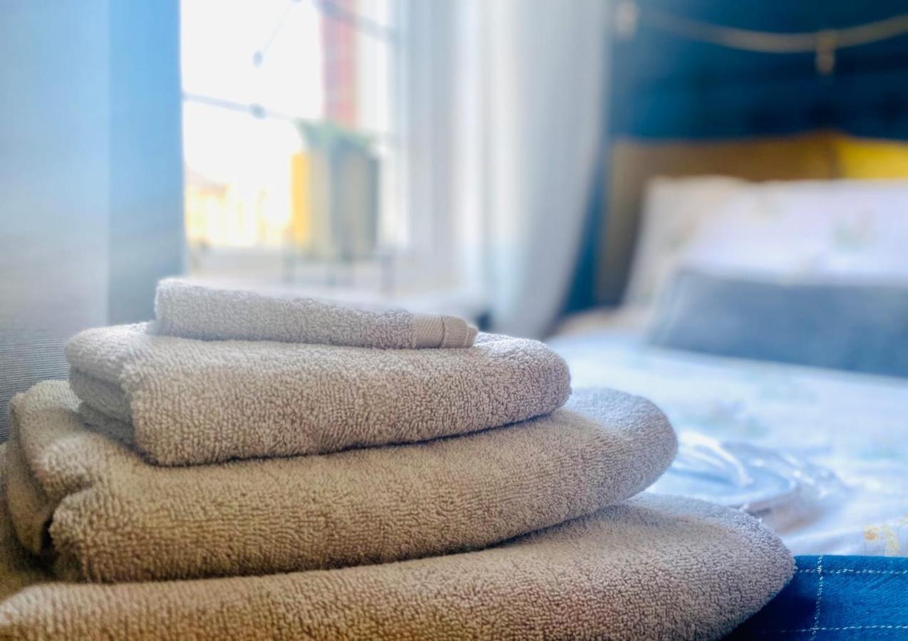 Stunning Coastal Retreat Sleeps 9 *