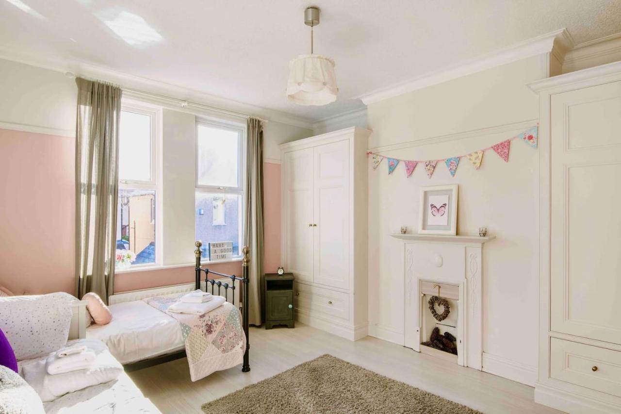Stunning Coastal Retreat Sleeps 9 * Whitley Bay